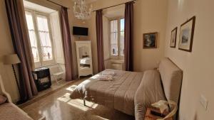 una camera con letto, divano e finestre di B&B IL CEDRO a Cava deʼ Tirreni