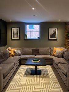 - un salon avec un canapé et une table dans l'établissement Double Top Apartments Duke St by EPIC, à Liverpool