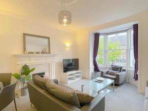 sala de estar con sofá y chimenea en Luxury Apartment in Paddington, en Londres