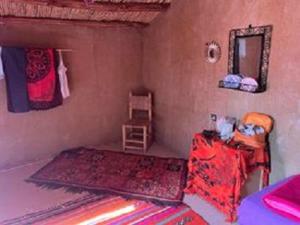 ein kleines Zimmer mit einem Bett und einem Spiegel in der Unterkunft Karawanserail-Khamlia in Khamliya