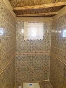 ein Bad mit einem WC und einem Fenster in der Unterkunft Karawanserail-Khamlia in Khamliya