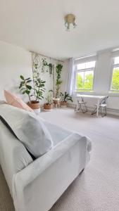 Sala de estar blanca con sofá y mesa en Fresh and Sparkling - Free Parking, en Crystal Palace