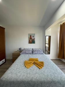 1 dormitorio con 1 cama con arco amarillo en CoLiving El Juanito, en Las Palmas de Gran Canaria