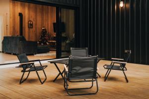 una mesa y sillas en una habitación con un árbol de Navidad en 360 Black Cabin CNX, en Ban Tai