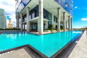una gran piscina frente a un edificio en High-Floor Studio with Incredible Views Awaits You en Miami