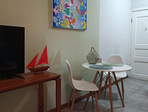 TV i/ili multimedijalni sistem u objektu Newly Renovated Studio Apartment with Rooftop Pool, Few Steps to the Beach