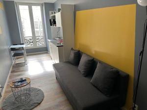 Χώρος καθιστικού στο Yellow