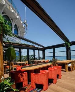 un patio con tavoli, sedie e vista sull'oceano di Blue sea view blue orbi a Batumi