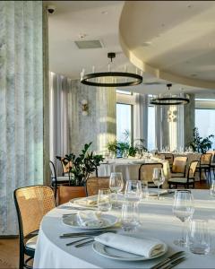 una sala da pranzo con tavolo e bicchieri da vino di Blue sea view blue orbi a Batumi