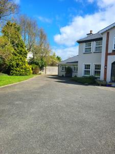 una entrada frente a una casa blanca en Lissadell Lodge en Wexford