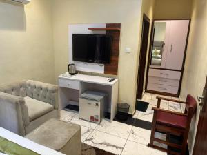 TV a/nebo společenská místnost v ubytování Sugarland Hotel and Suite