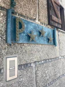 uma parede de pedra com estrelas e um sinal nela em CASA AUGUSTA HOTEL - QUINTA em Penafiel