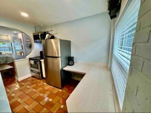 een keuken met een roestvrijstalen koelkast in een kamer bij Central & Stylish Oasis Slps 2 in Fort Lauderdale