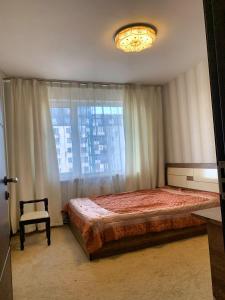Un dormitorio con una cama grande y una ventana en Fully furnished 135m2 apartment with 4 rooms in Crystal town near by Dunjingarav Market, en Ulán Bator
