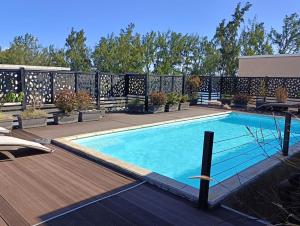 Bazén v ubytování Newly Renovated Studio Apartment with Rooftop Pool, Few Steps to the Beach nebo v jeho okolí