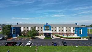 un gran edificio con coches estacionados en un estacionamiento en Motel 6-Caseyville, IL - Caseyville Il, en Caseyville