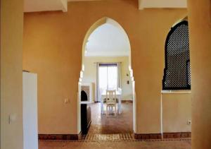 une voûte dans une pièce avec salle à manger dans l'établissement Villa-Marrakech, à Marrakech