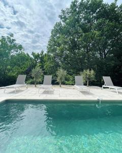 a group of chairs and a swimming pool at La maison d'HamiH "Gîte et Chambres d'hôtes in Uzès