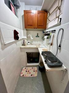 a small kitchen with a sink and a counter at Studio no Largo da Carioca - Rio de Janeiro in Rio de Janeiro
