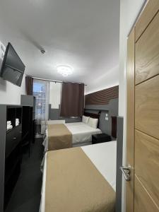 Postel nebo postele na pokoji v ubytování Plaza London Hotel