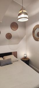 una camera con un letto e tre luci sospese di Loft and Studio and Love Room a Bourg-Saint-Christophe