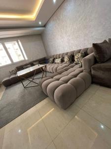 Coin salon dans l'établissement Islane vue piscine