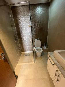 Salle de bains dans l'établissement Islane vue piscine
