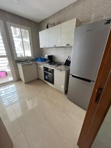 Cuisine ou kitchenette dans l'établissement Islane vue piscine