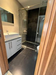 Salle de bains dans l'établissement Islane vue piscine