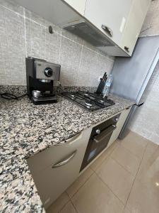 Cuisine ou kitchenette dans l'établissement Islane vue piscine