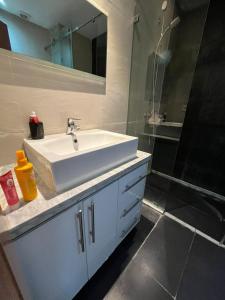 Salle de bains dans l'établissement Islane vue piscine
