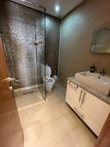Salle de bains dans l'établissement Islane vue piscine