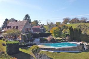 een luchtzicht op een huis met een zwembad bij Sarlat, Périgord Noir Très calme 10 vacanciers. in Tamniès