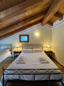 1 dormitorio con 2 camas en una habitación con techos de madera en Locanda al Convento en Favaro Veneto