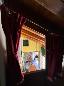 ventana con vistas a una mesa y sillas en Locanda al Convento en Favaro Veneto