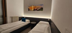 西尔米奥奈Casa Belvì - Family Appartement Lugana-Sirmione的一间设有两张床铺的房间