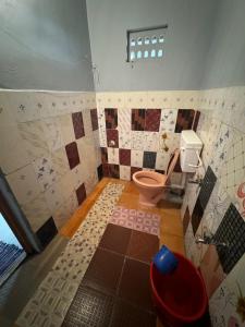 KENSON'S INN في منغالور: حمام مع مرحاض وردي في الغرفة