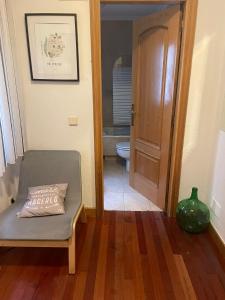Cette chambre dispose de toilettes, d'une chaise et d'une porte. dans l'établissement Las 5 Bes- Estudio bed&breakfast, à Valladolid