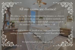 una imagen de una habitación con un cartel en la pared en The Historic Grand Canyon Hotel en Williams