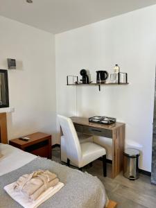 a bedroom with a desk and a chair next to a bed at AL Barbinha in Faro