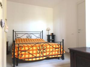 een slaapkamer met een bed met een oranje dekbed bij Casa Berso' a Marina di Cecina by Zoom In Earth in Marina di Cecina