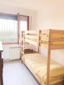 Letto a castello in camera con finestra di Casa Berso' a Marina di Cecina