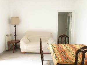 Schlafzimmer mit einem Bett, einem Tisch und einem Stuhl in der Unterkunft Casa Berso' in Marina di Cecina