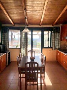 una cucina con tavolo da pranzo e sedie di Casa Vacanza L'ulivo a Paterno