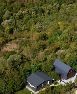 une vue aérienne sur une grange au milieu d'une colline dans l'établissement Cottages Family Estate, à Kamianets-Podilsky