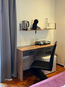 a desk with a chair in a room at AL Barbinha in Faro