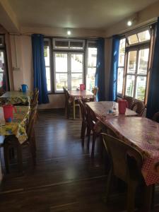 Hotel Rainbow Regency Ravangla South Sikkim的休息区