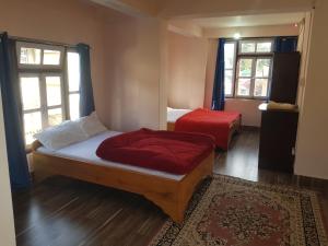 Hotel Rainbow Regency Ravangla South Sikkim客房内的一张或多张床位