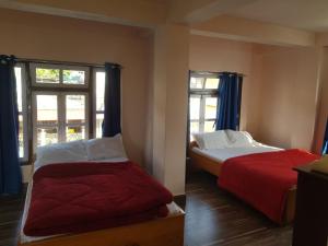 Hotel Rainbow Regency Ravangla South Sikkim客房内的一张或多张床位