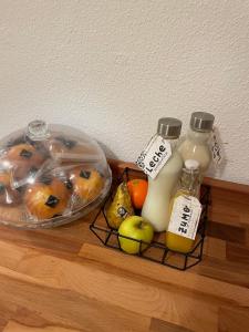 - une étagère avec du lait et des fruits dans l'établissement Las 5 Bes- Estudio bed&breakfast, à Valladolid